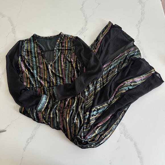 Romeo + Juliet
Crushed Velvet Dress with Sheer Back and Incredible Detail - Picture 6 of 15